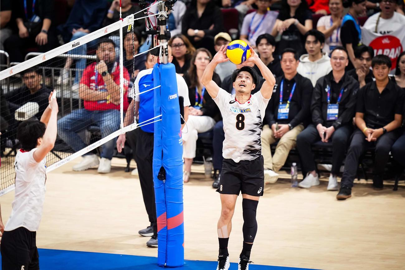 セットする関田誠大（C）FIVB