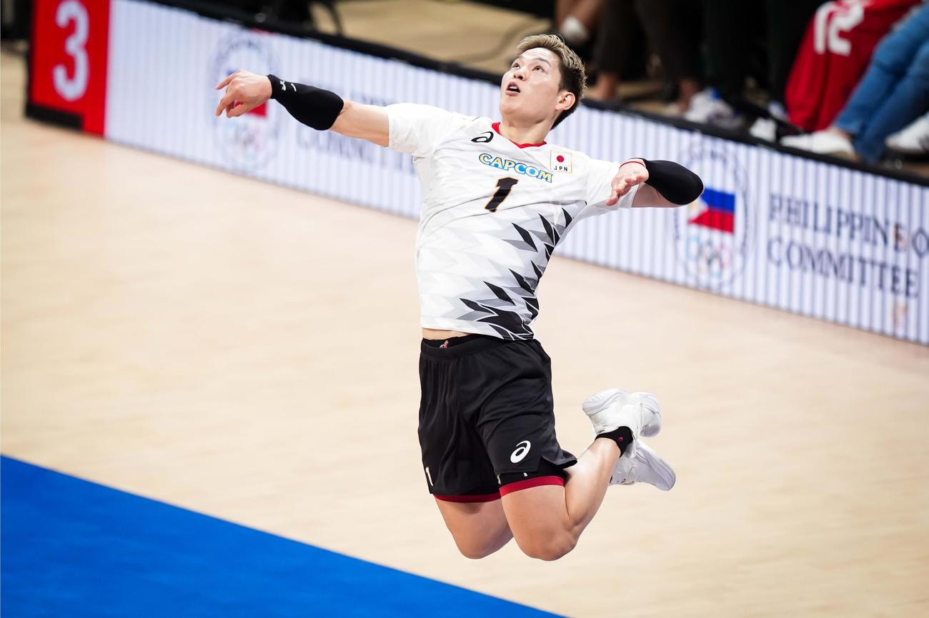 スパイクを打つ西田有志（C）FIVB