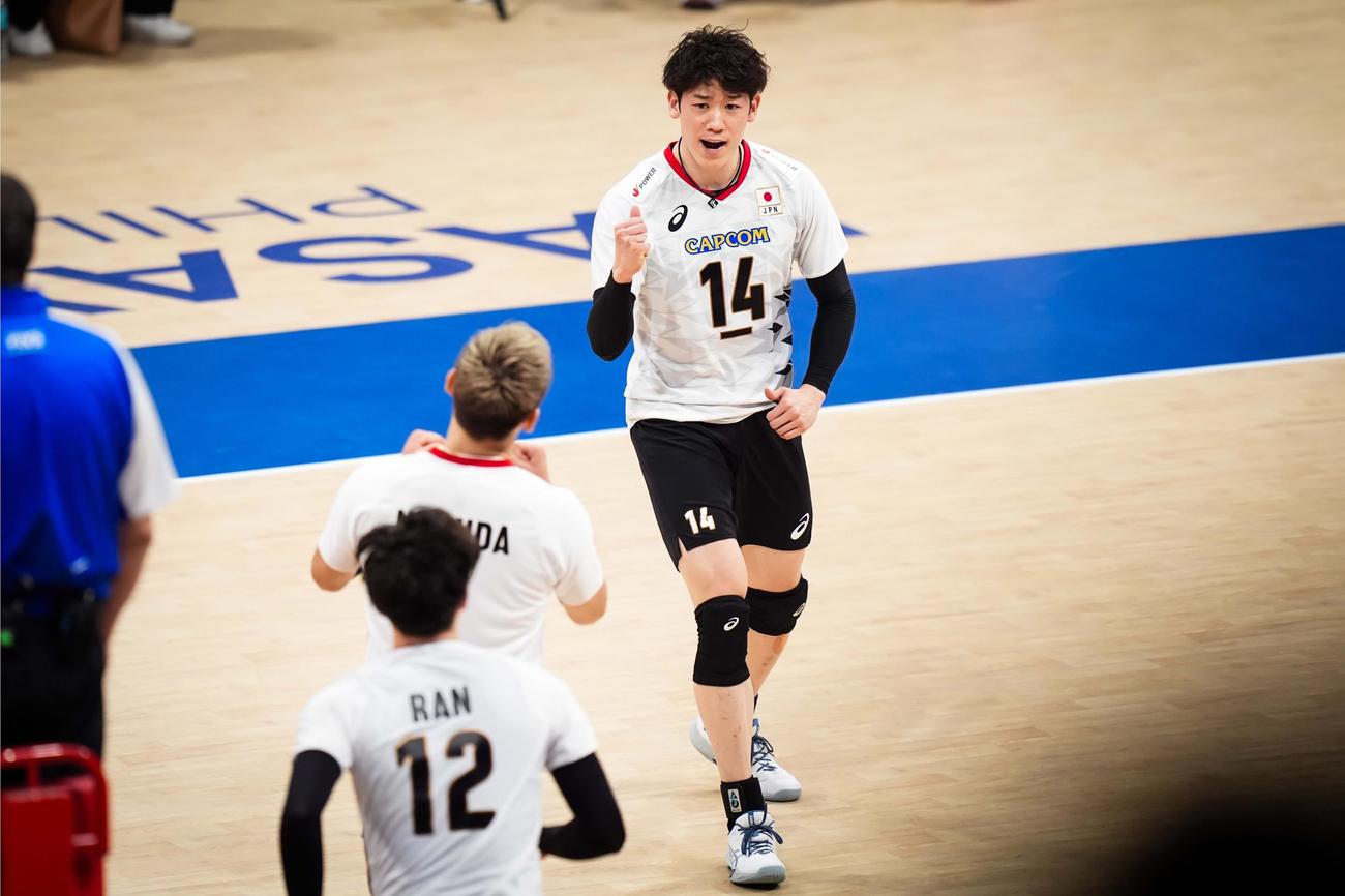 サムアップする石川祐希（C）FIVB