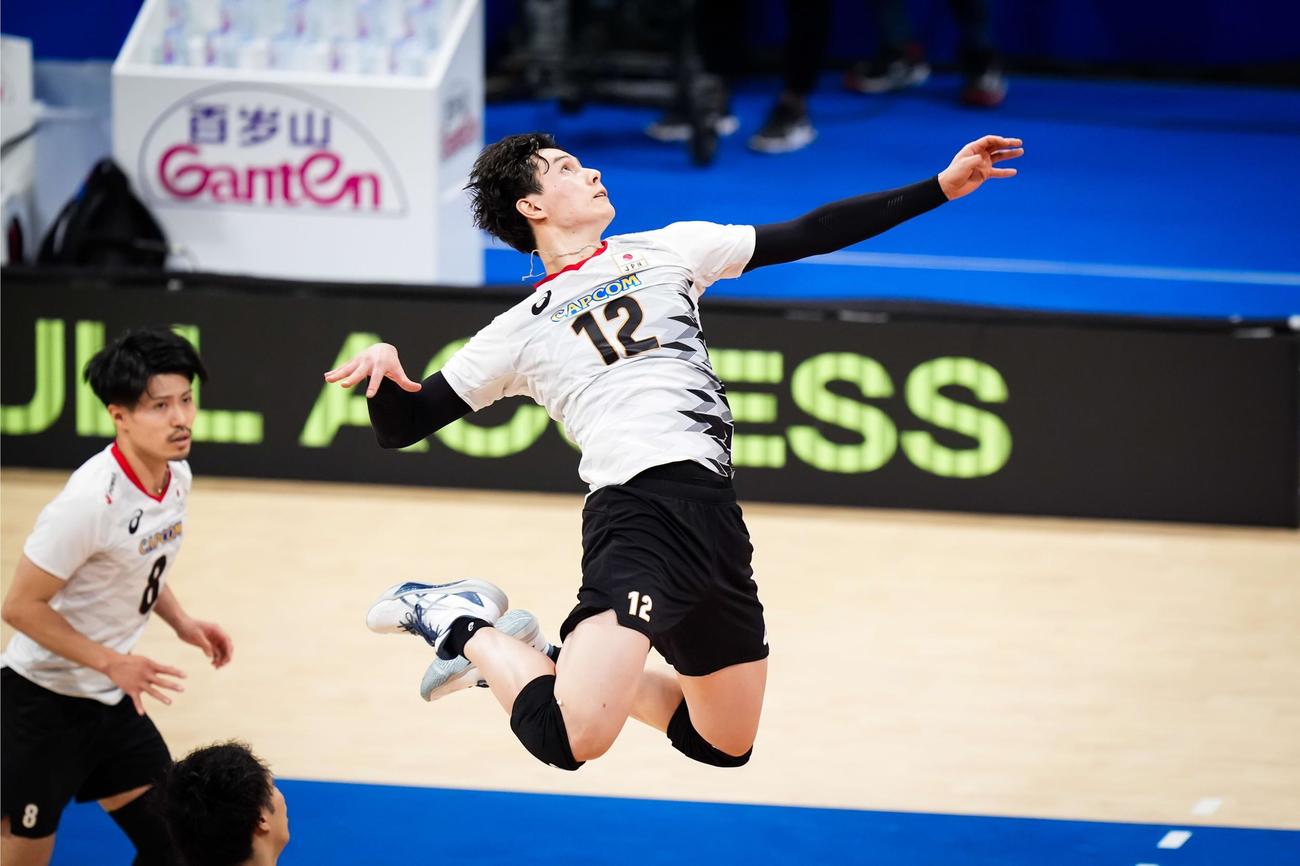 スパイクを打つ高橋藍（C）FIVB
