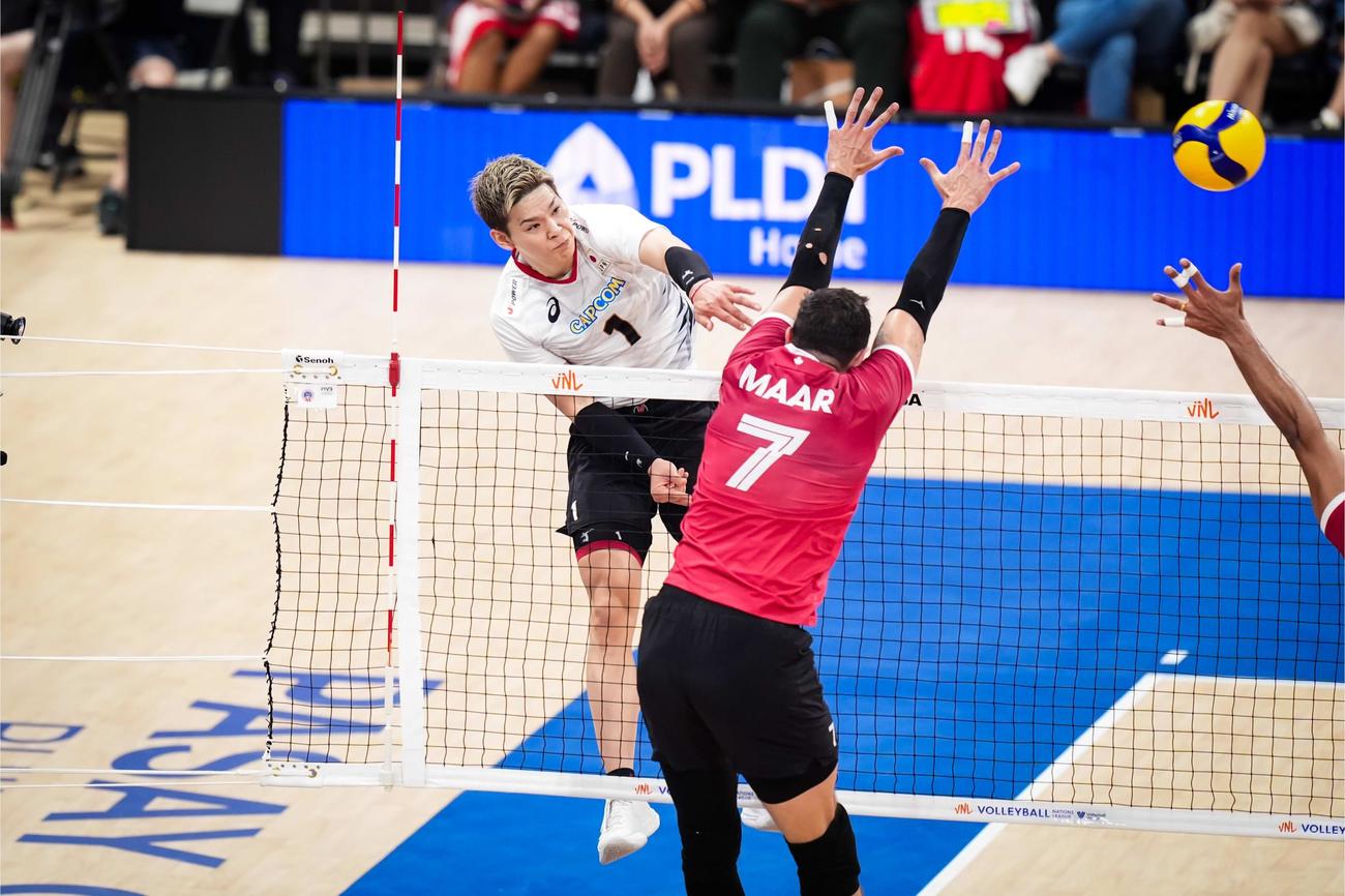 スパイクを打つ西田有志（C）FIVB