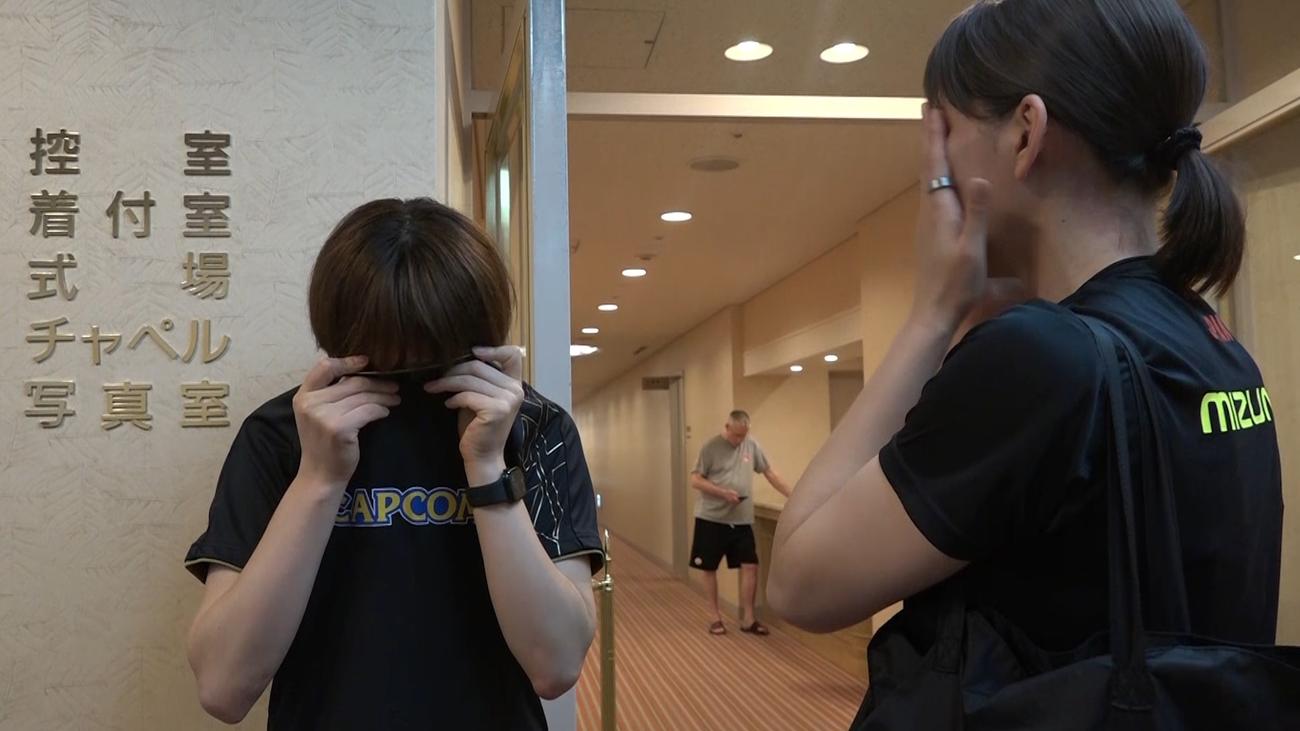 涙する山岸あかね（左）と岩崎こよみ（C）JVA