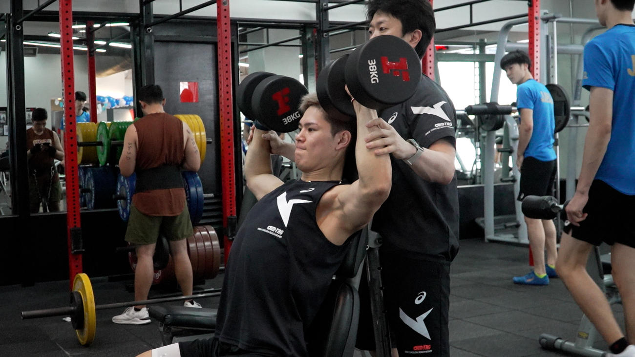 ウエートトレーニングをする西田有志（C）JVA