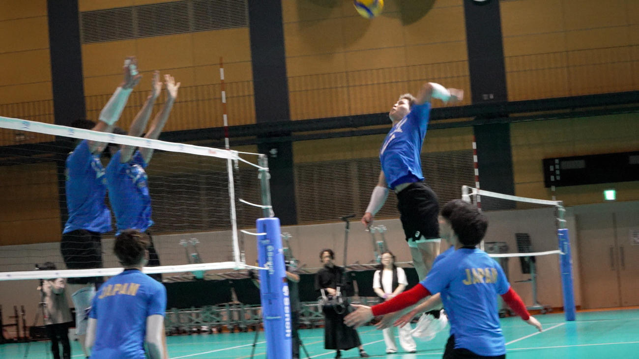 NTCでブロック練習をする男子代表（C）JVA