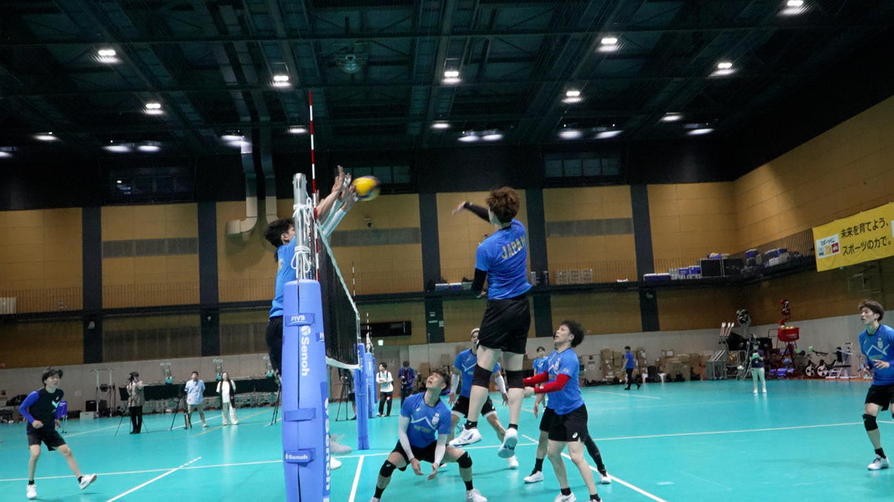 NTCでブロック練習をする男子代表（C）JVA