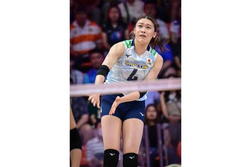 コートに立つ石川真佑（C）FIVB