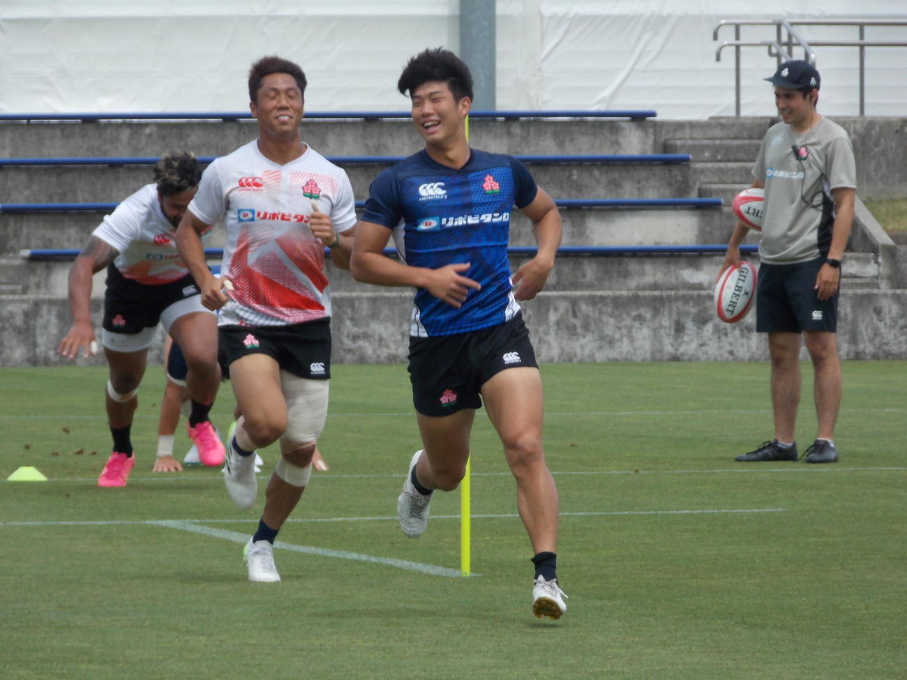 イングランド戦2日前の練習で軽快に走る日本代表FB矢崎由高（右から2人目）（撮影・松本航）