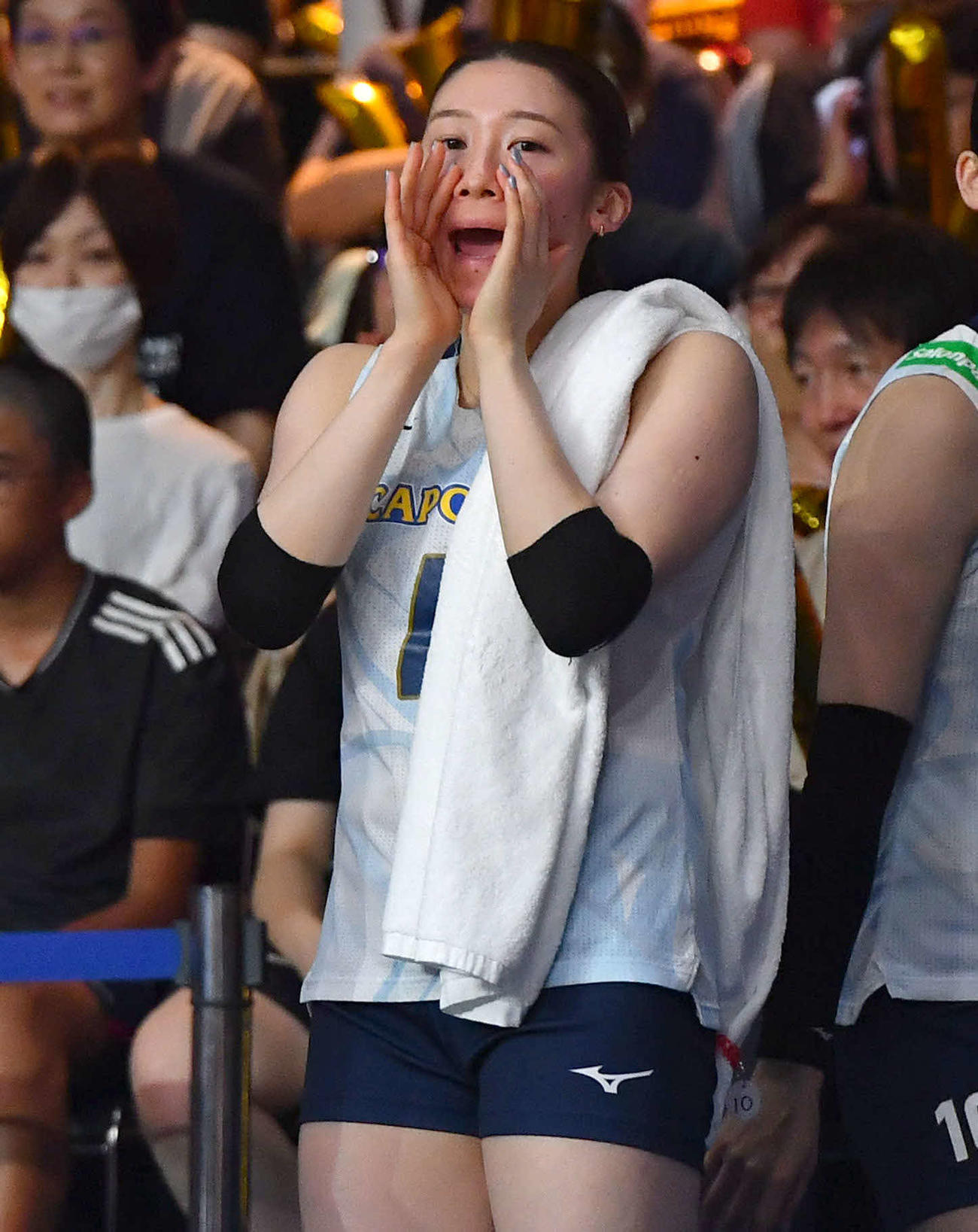 ベンチから声をかける石川真佑（2024年6月13日撮影）
