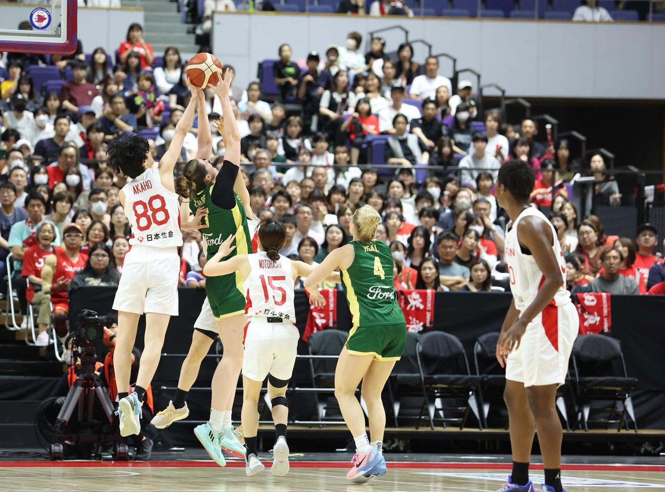 日本対オーストラリア　第3Q、リバウンドで競り合う赤穂（撮影・佐藤翔太）