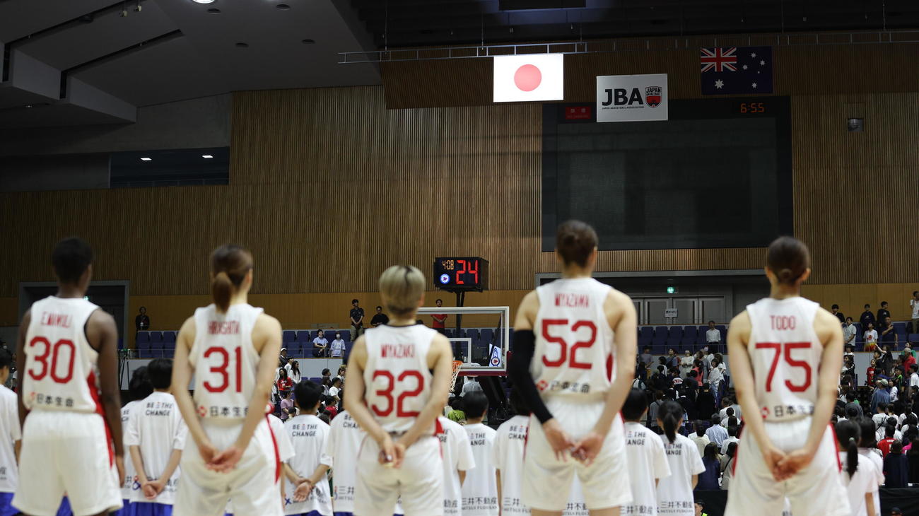 日本対オーストラリア　試合前、国歌斉唱をする日本代表の選手たち（撮影・佐藤翔太）