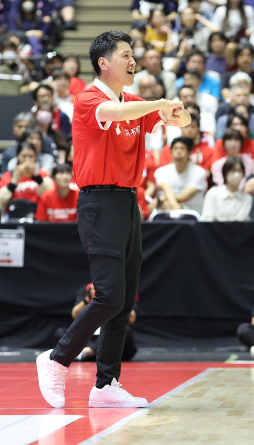 日本対オーストラリア　第3Q、指示を出す恩塚監督（撮影・佐藤翔太）