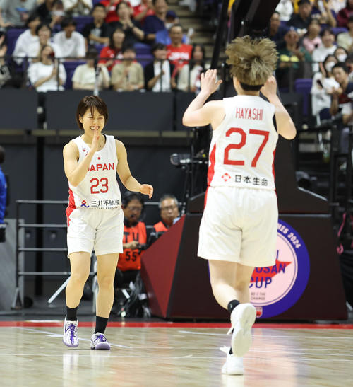日本対オーストラリア　第4Q、3点シュートを決めた山本（左）と駆け寄る林（撮影・佐藤翔太）