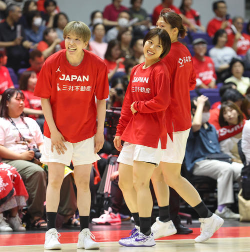 日本対オーストラリア　試合前、笑顔を見せる林（左）と山本（撮影・佐藤翔太）
