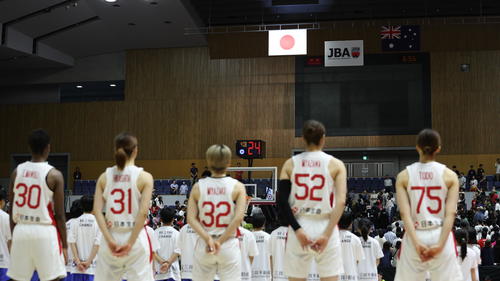 日本対オーストラリア　試合前、国歌斉唱をする日本代表の選手たち（撮影・佐藤翔太）
