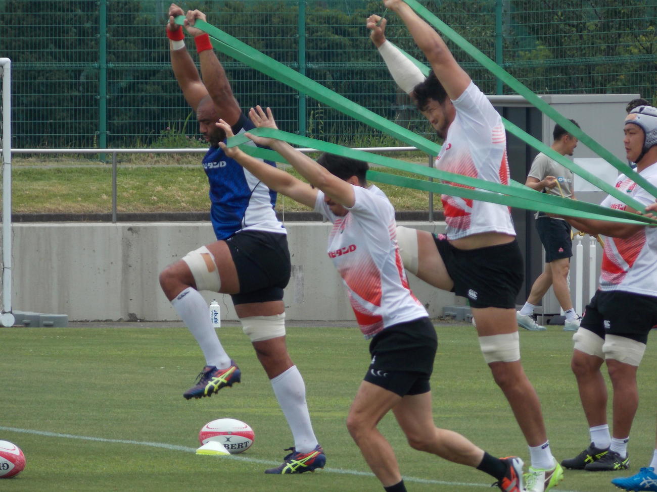 イングランド戦2日前の練習でチューブを引くリーチ・マイケル主将（左）ら日本代表選手（撮影・松本航）