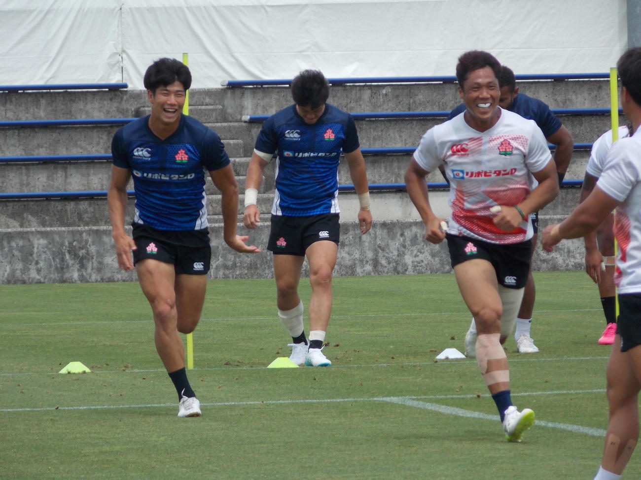 イングランド戦2日前の練習で走るFB矢崎由高ら（左）ら日本代表選手（撮影・松本航）