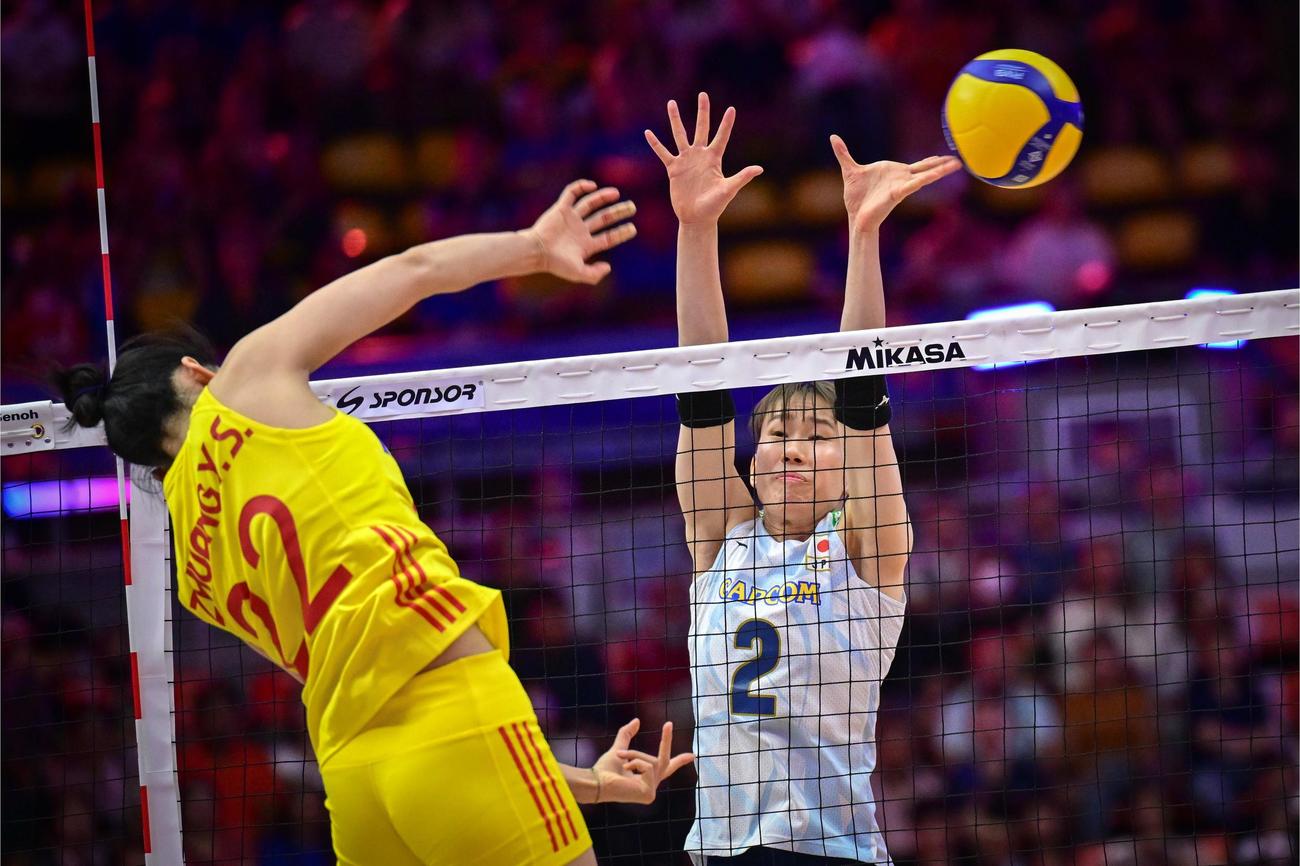ブロックする林琴奈（右）（C）FIVB