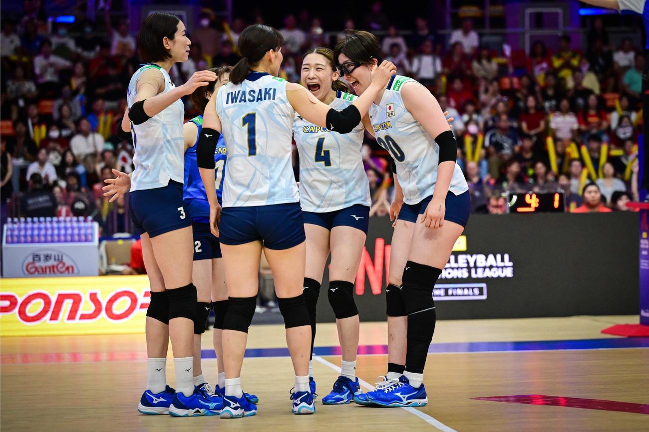 コート上で集まる日本代表（C）FIVB