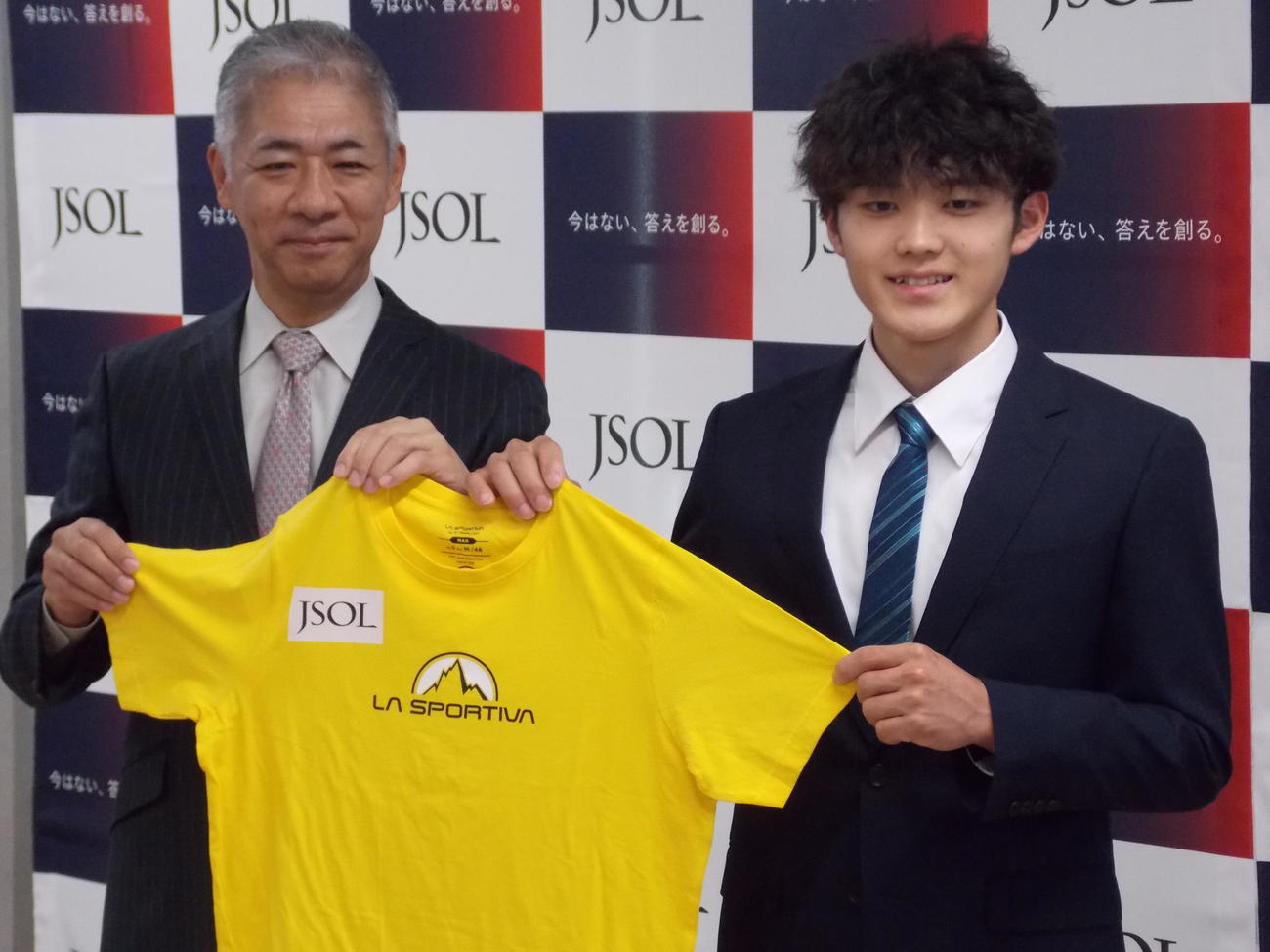 所属スポンサー決定会見に臨んだ安楽宙斗（右）とJSOLの永井健志社長（撮影・松本航）
