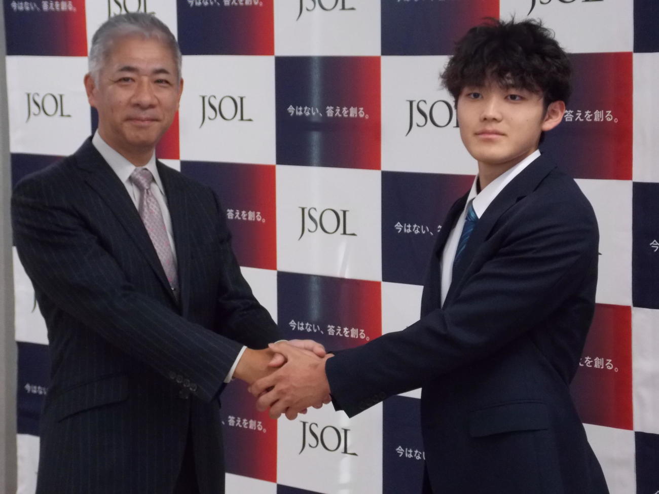 所属スポンサー決定会見に臨んだ安楽宙斗（右）とJSOLの永井健志社長（撮影・松本航）