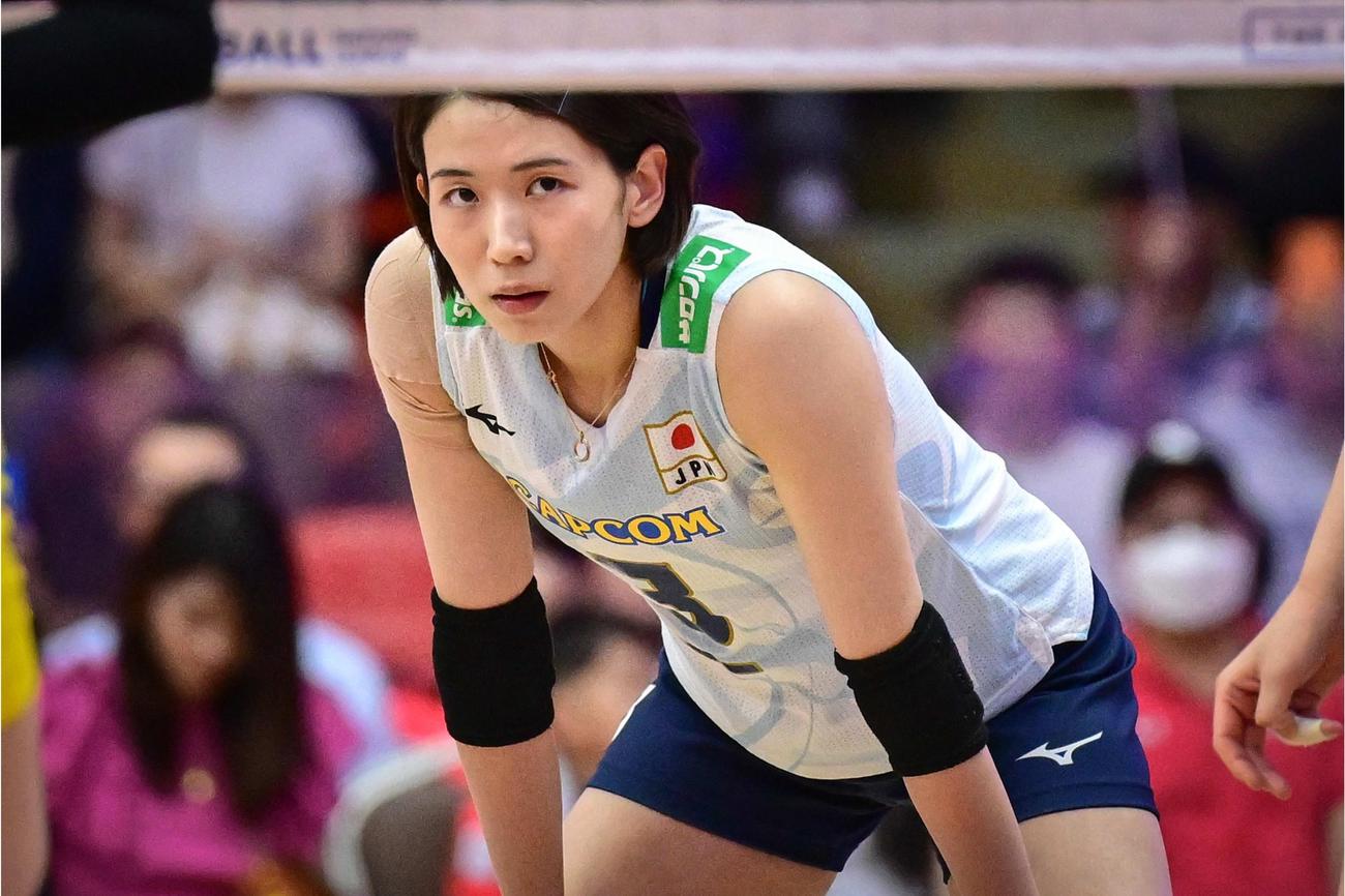 コート上で構える古賀紗理那（C）FIVB