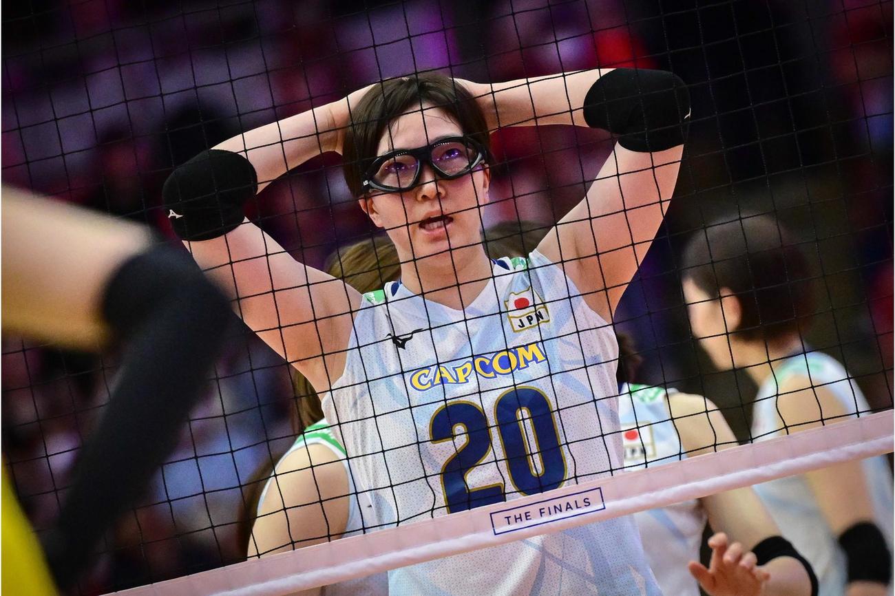 コートに立つ荒木彩花（C）FIVB