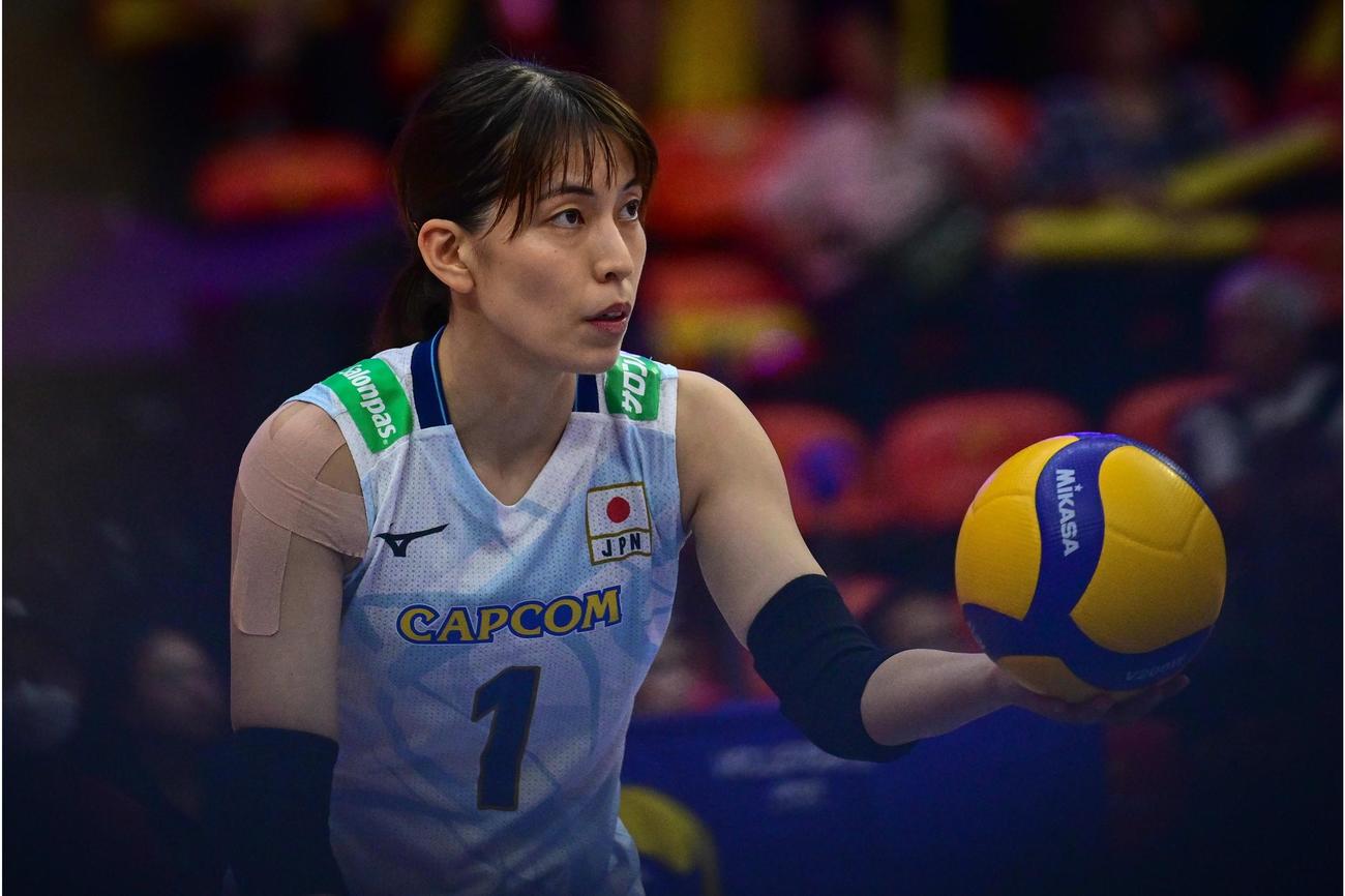 ボールを持つ岩崎こよみ（C）FIVB