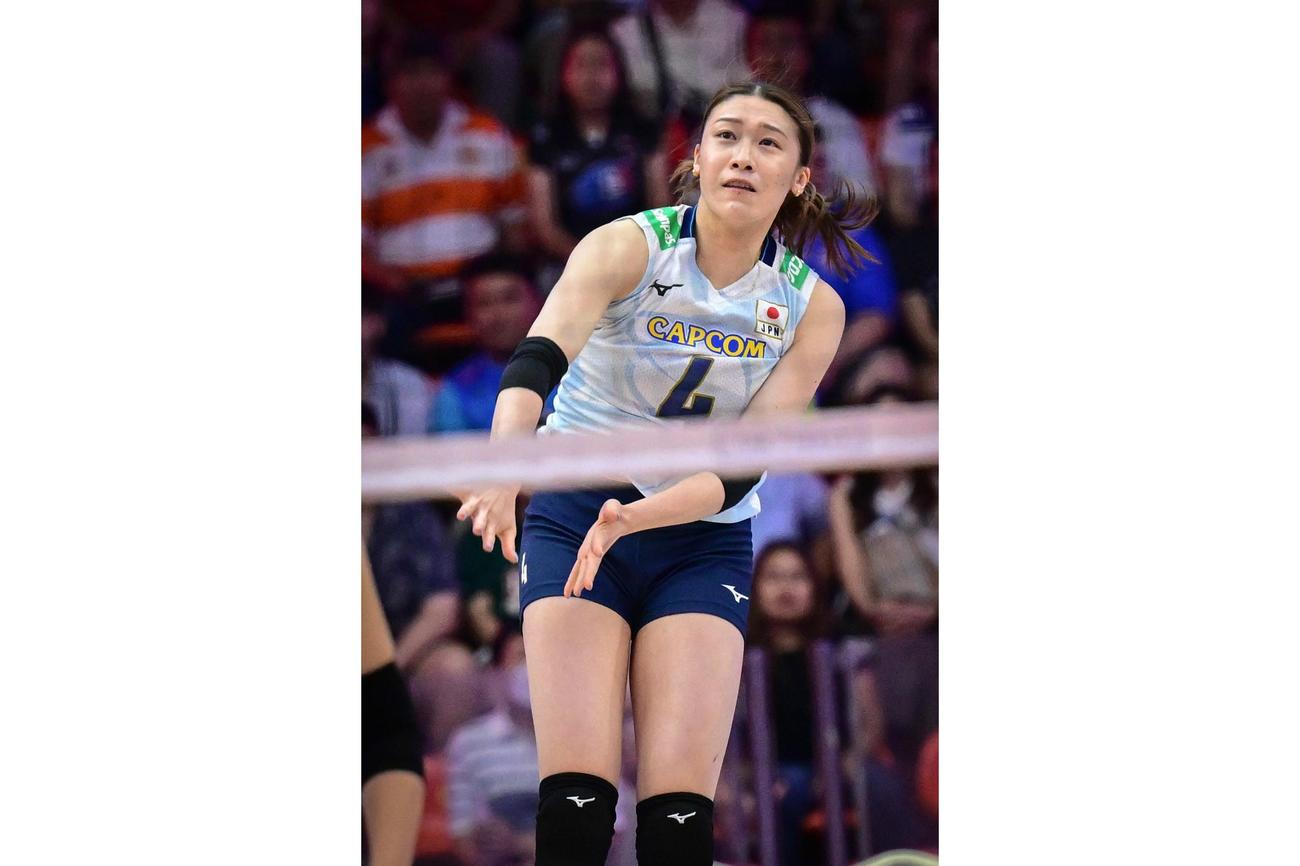 コートに立つ石川真佑（C）FIVB