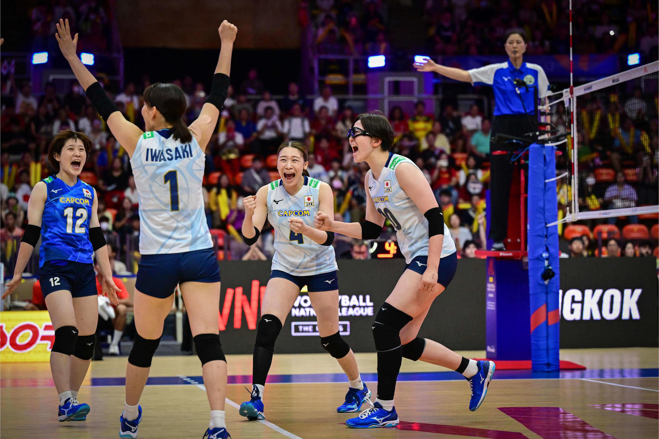 ポイントを挙げコート上で喜ぶ日本代表（C）FIVB