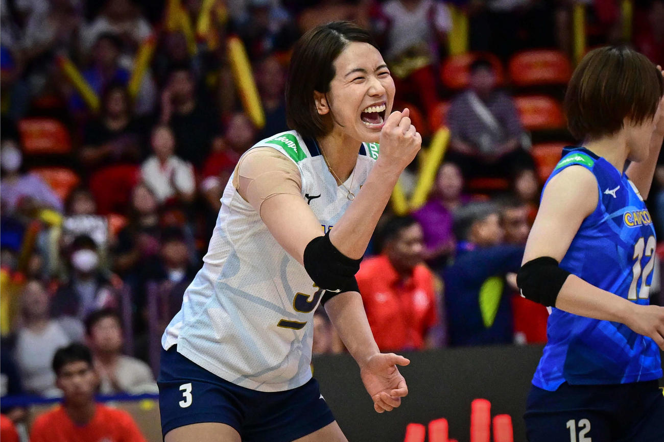 ガッツポーズをする古賀（C）FIVB