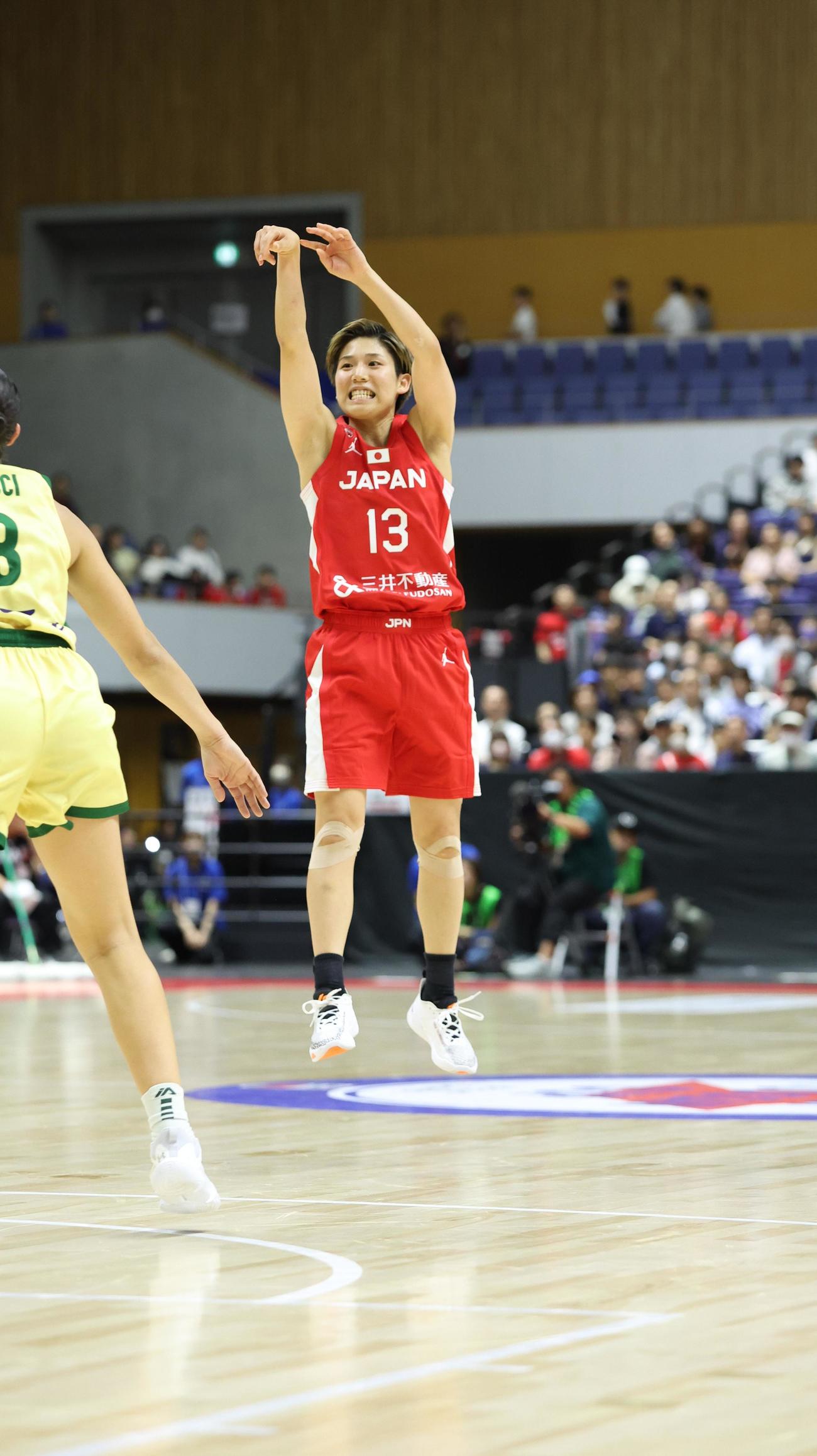 日本対オーストラリア　第2Q終了間際、シュートを決める町田（撮影・佐藤翔太）