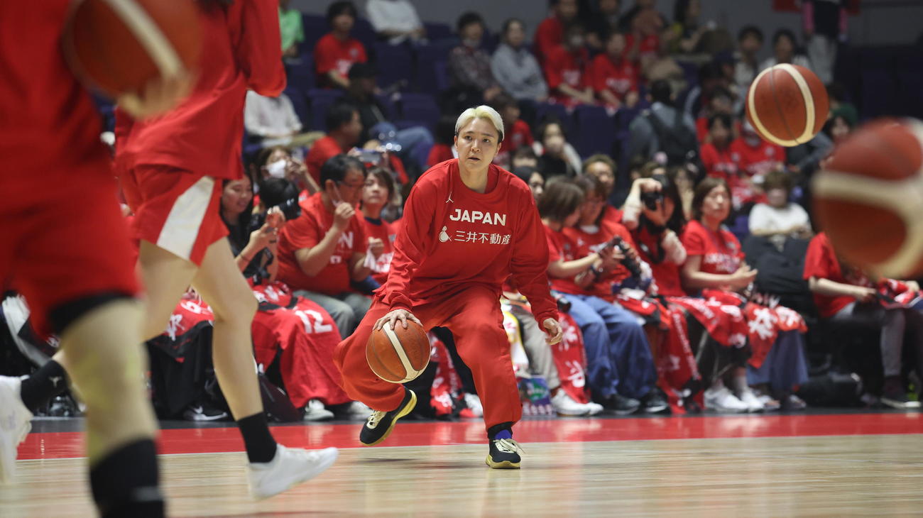 日本対オーストラリア　試合前、ウオーミングアップをする吉田（撮影・佐藤翔太）