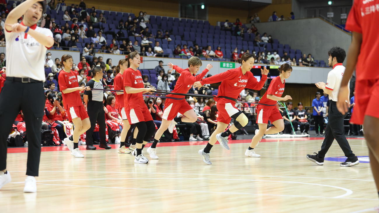 日本対オーストラリア　試合前、ウオーミングアップをする日本代表の選手たち（撮影・佐藤翔太）