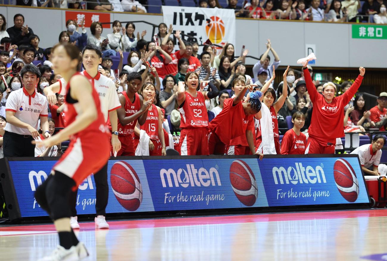 日本対オーストラリア　第4Q、宮崎のシュートに盛り上がるベンチ（撮影・佐藤翔太）