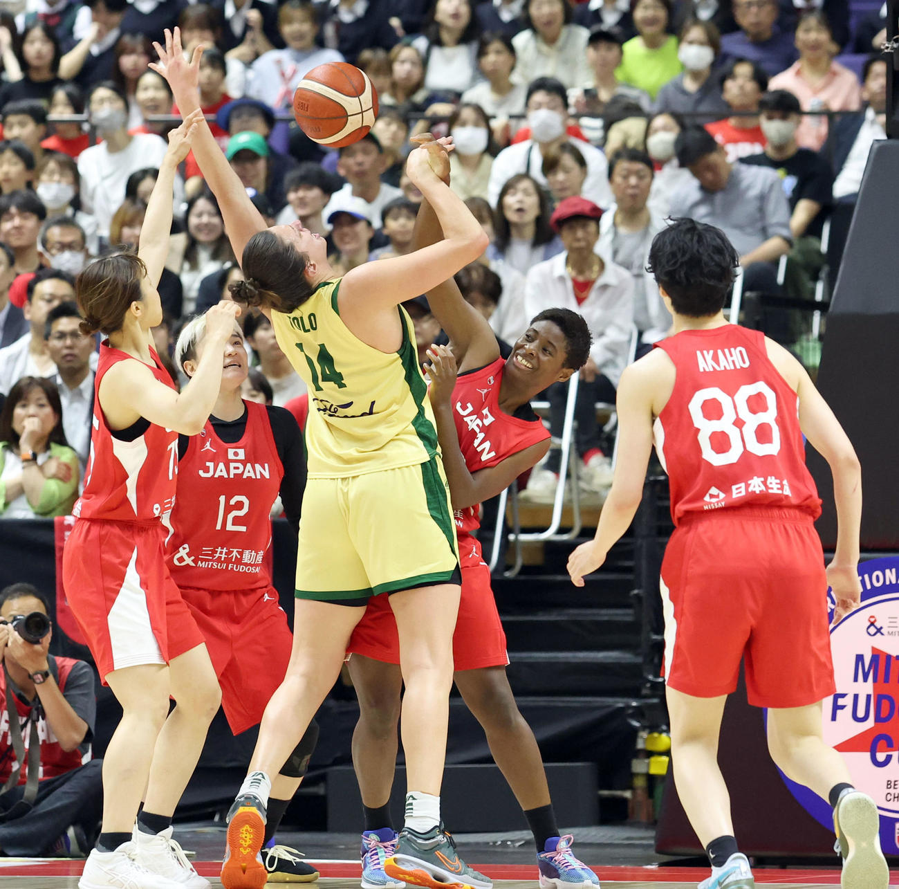 日本対オーストラリア　第4Q、懸命に守備をする馬瓜エブリン（中央）ら選手たち（撮影・佐藤翔太）