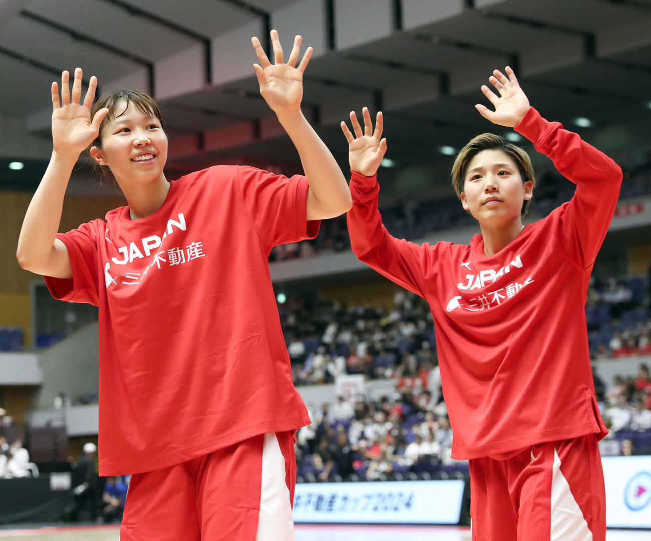 日本対オーストラリア　試合終了後、笑顔で手を振りながら引き揚げる東藤（左）と町田（撮影・佐藤翔太）