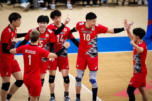 コート上で喜ぶ日本代表(C)FIVB
