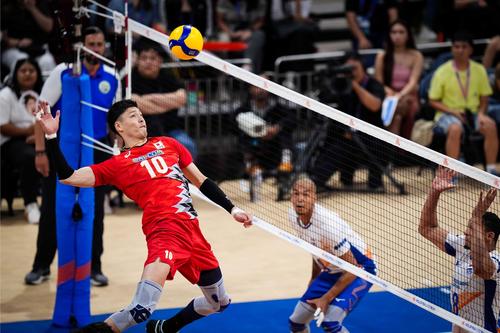 攻撃する高橋健太郎(C)FIVB