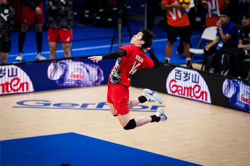 プレーする石川祐希(C)FIVB