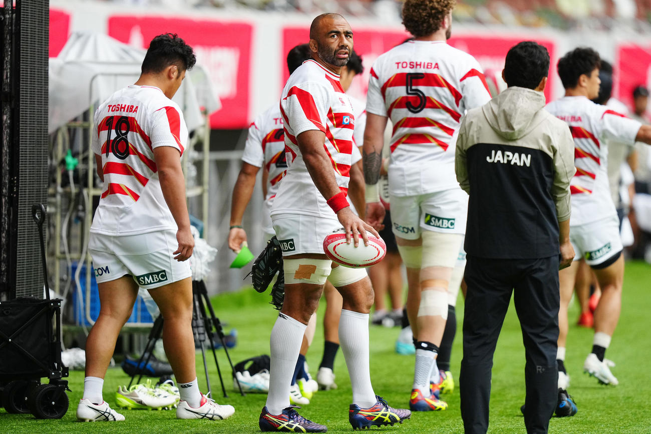 ファーストジャージー姿で前日練習に臨む日本のリーチ（中央）ら選手たち（撮影・垰建太）