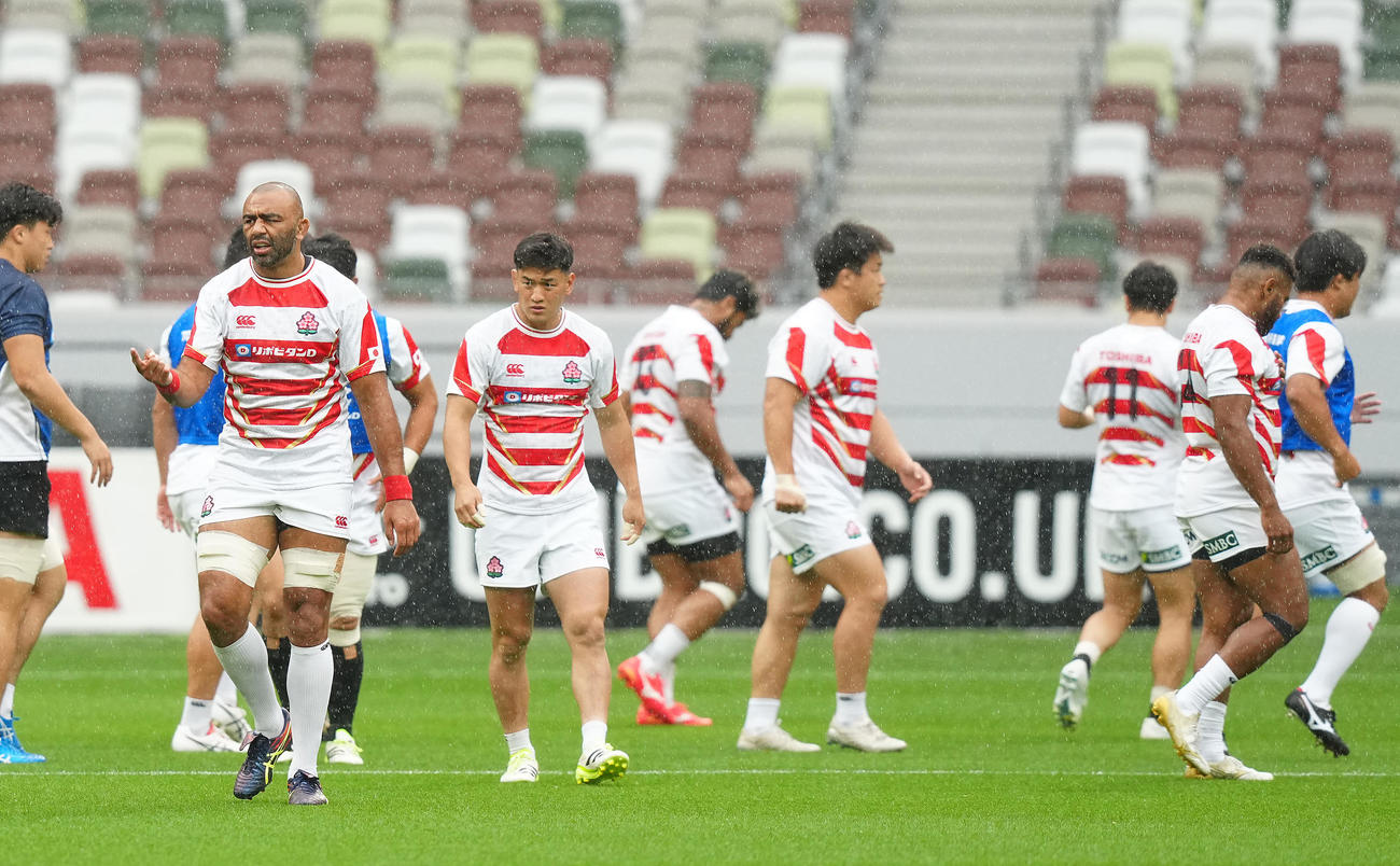 ファーストジャージー姿で前日練習に臨む日本のリーチ（左）ら選手たち（撮影・垰建太）