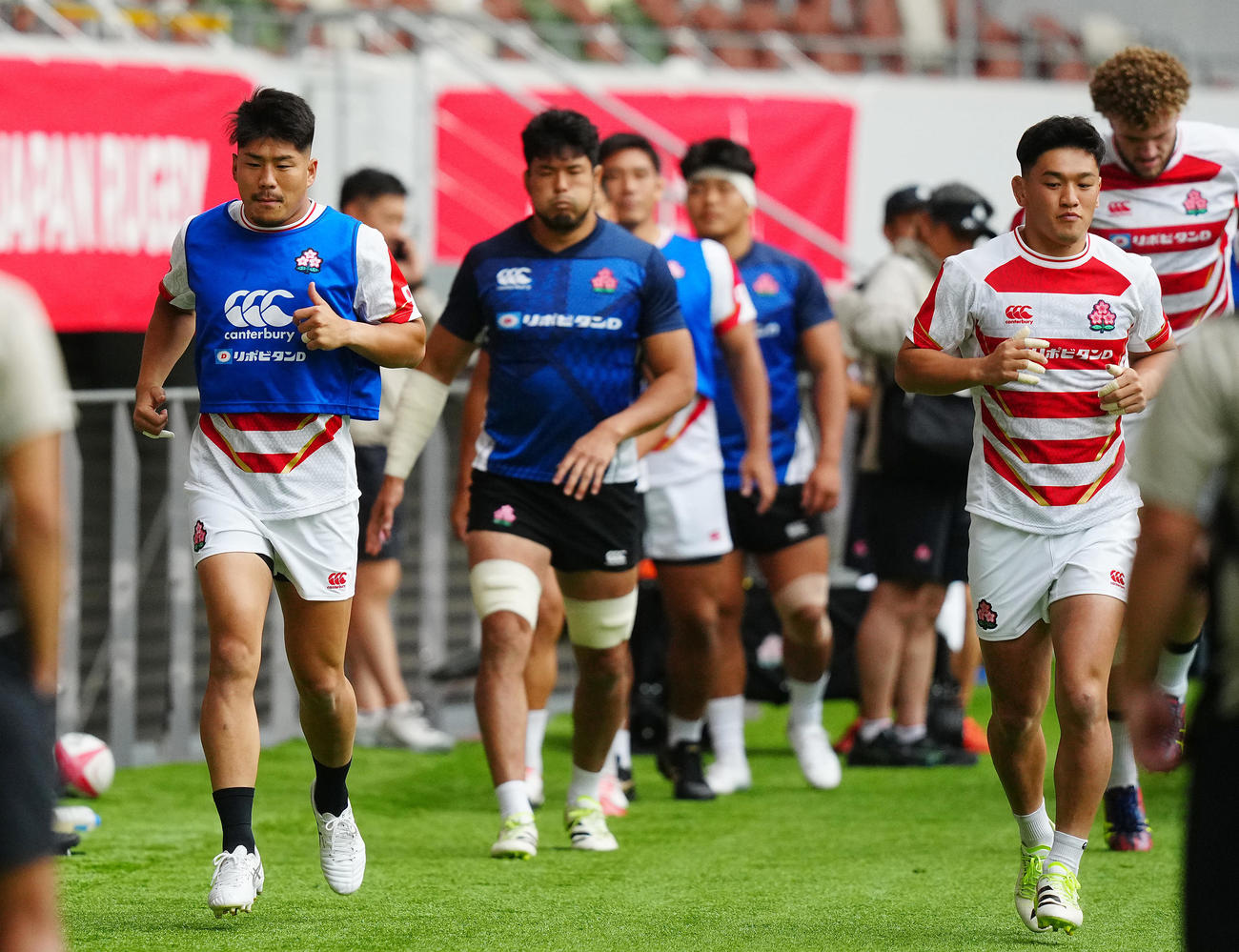 ファーストジャージー姿で前日練習に臨む日本の松田（左）と李（撮影・垰建太）