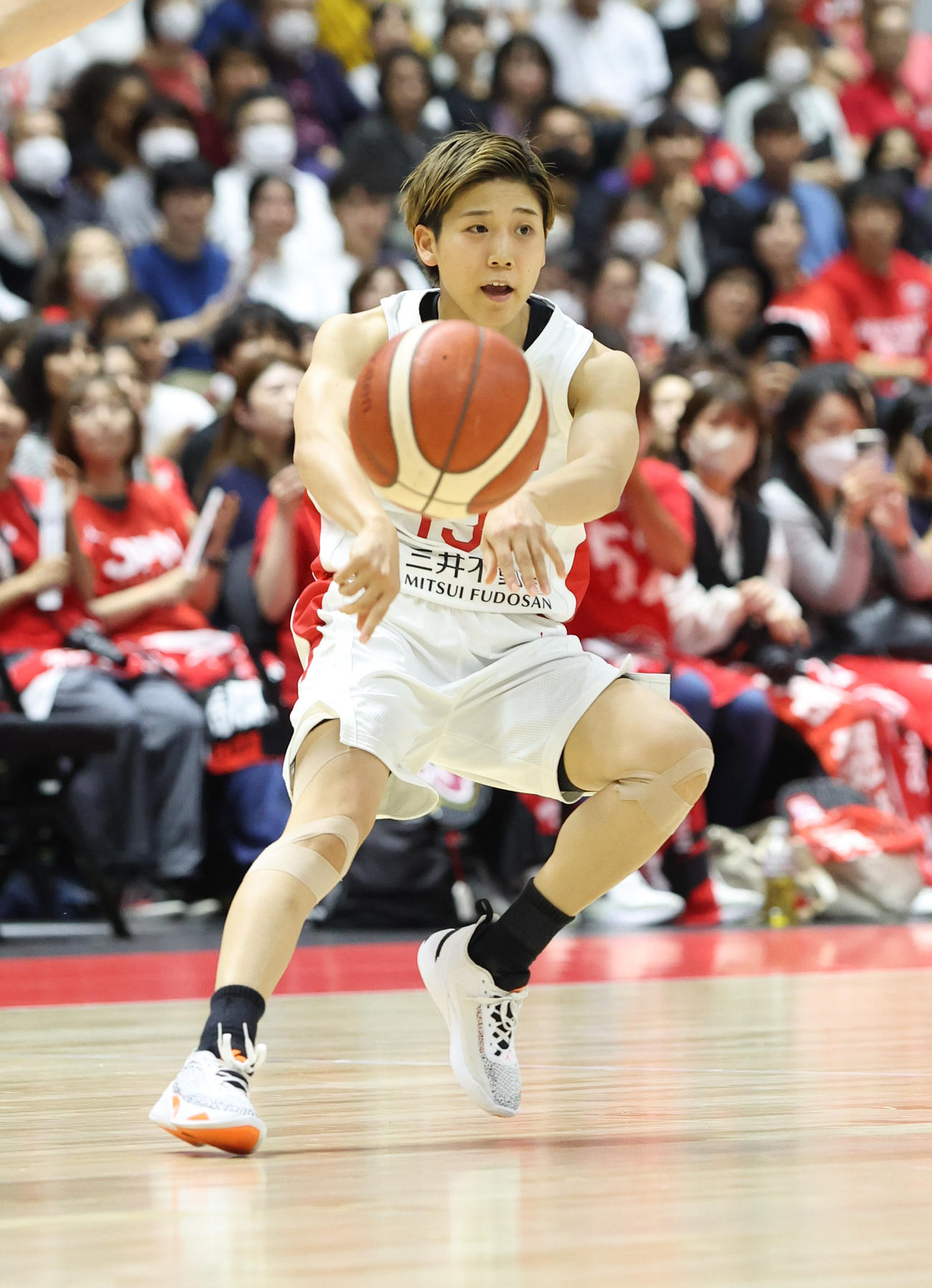 日本対オーストラリア　第1Q、パスを出す町田（撮影・佐藤翔太）