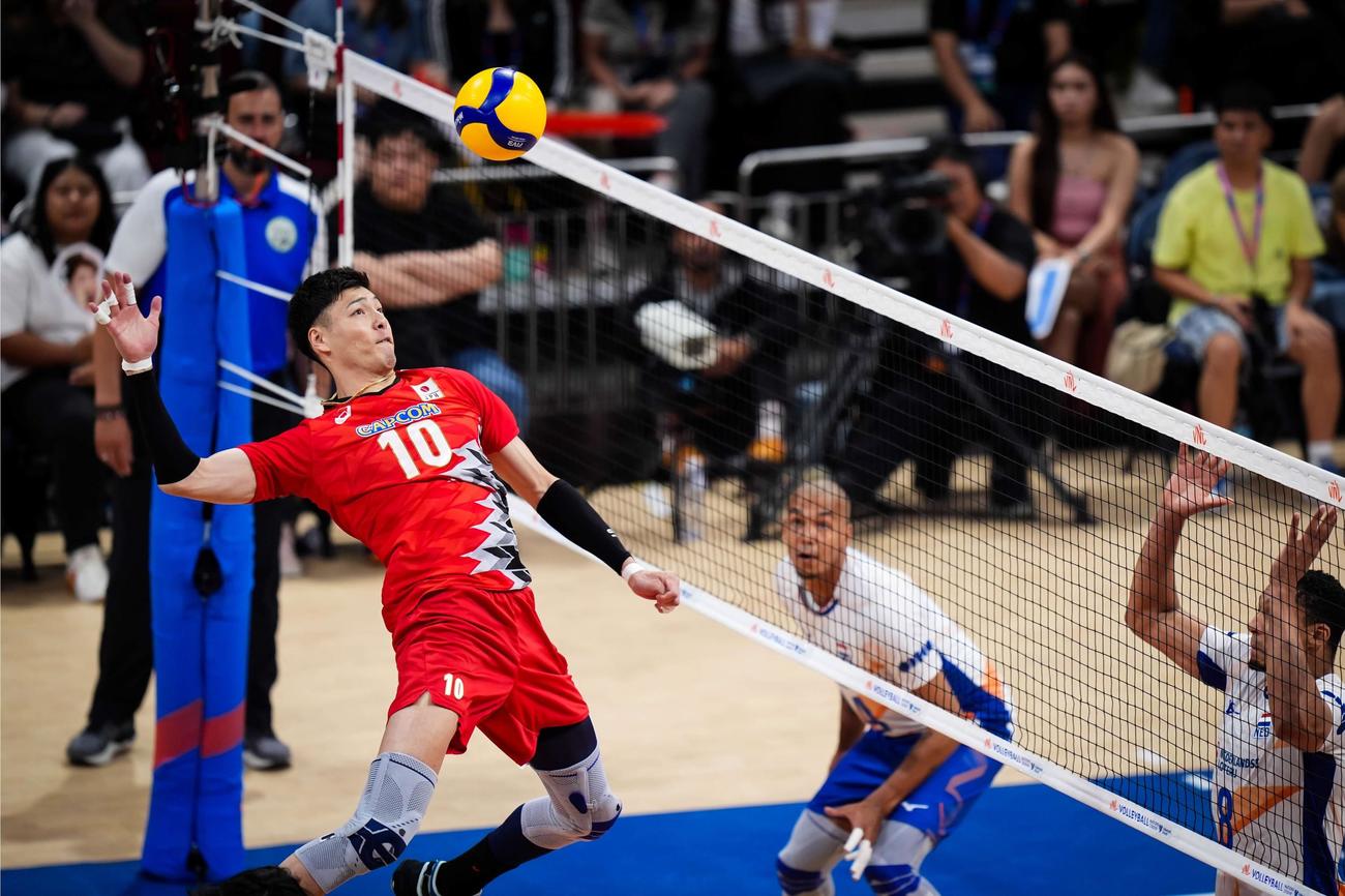 攻撃する高橋健太郎（C）FIVB