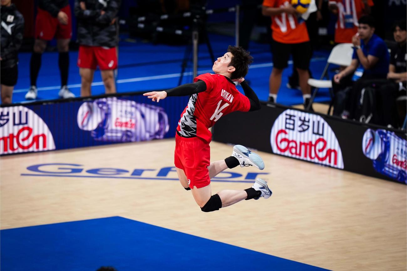 プレーする石川祐希（C）FIVB
