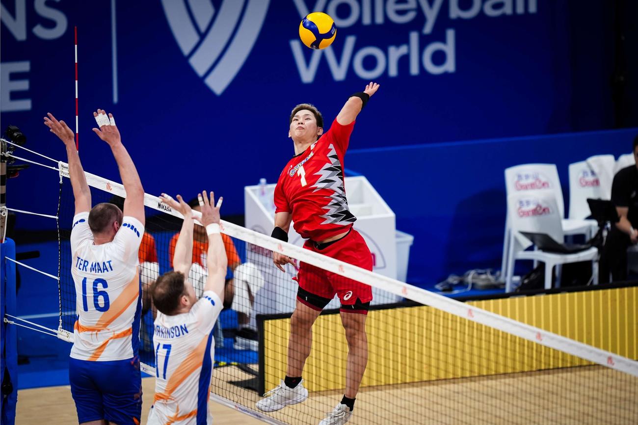 スパイクを打つ西田有志（C）FIVB