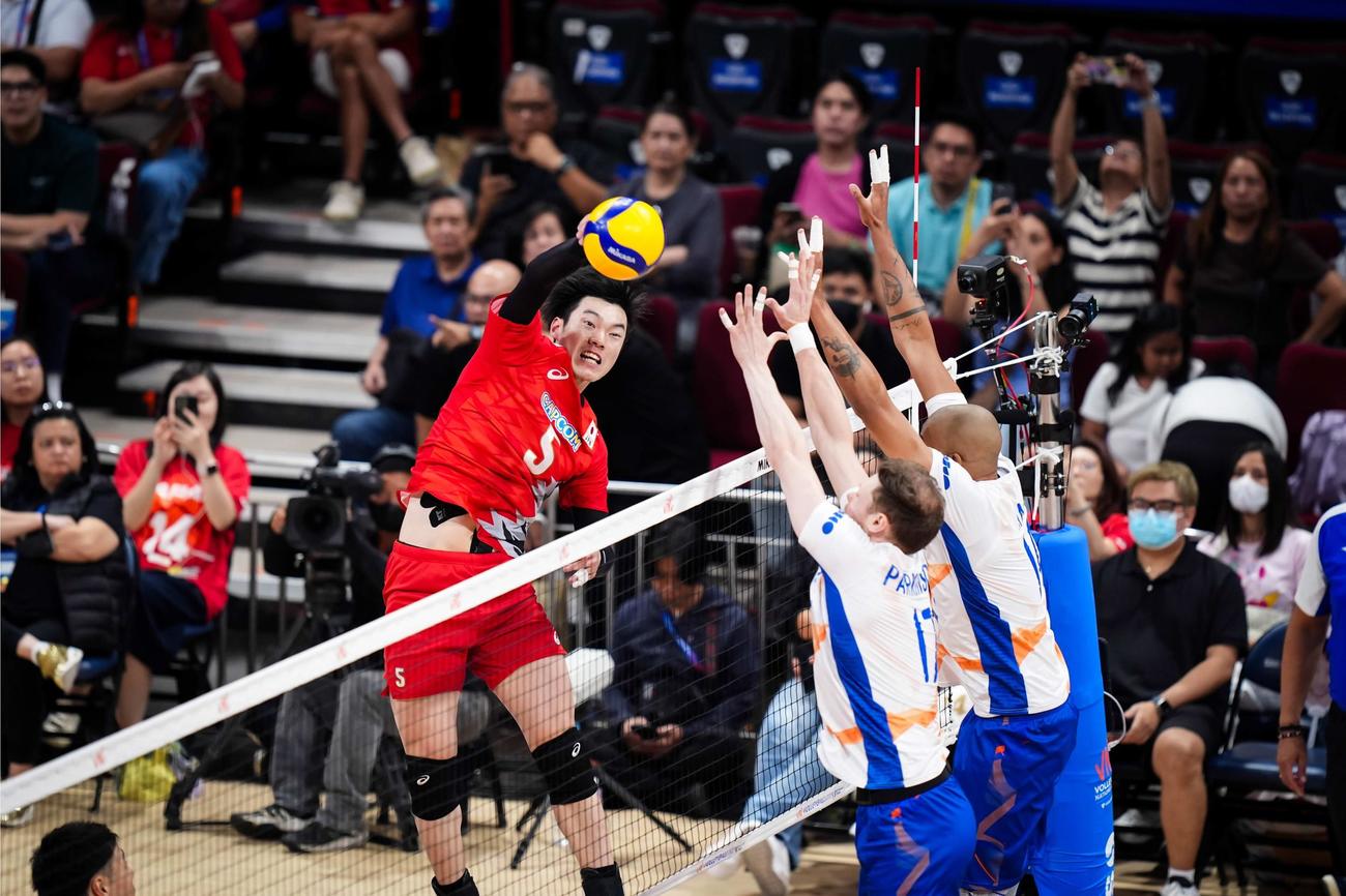 スパイクを打つ大塚達宣（C）FIVB