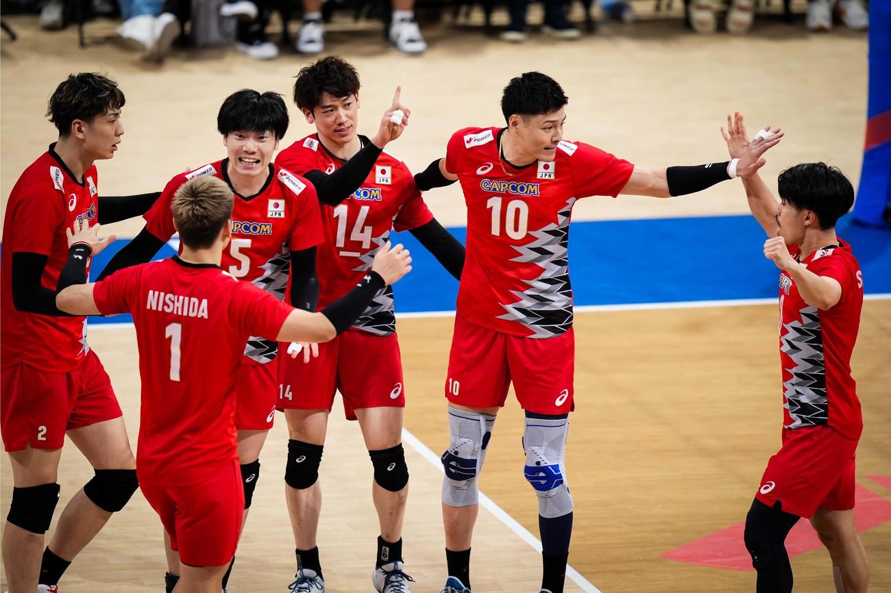 コート上で喜ぶ日本代表（C）FIVB