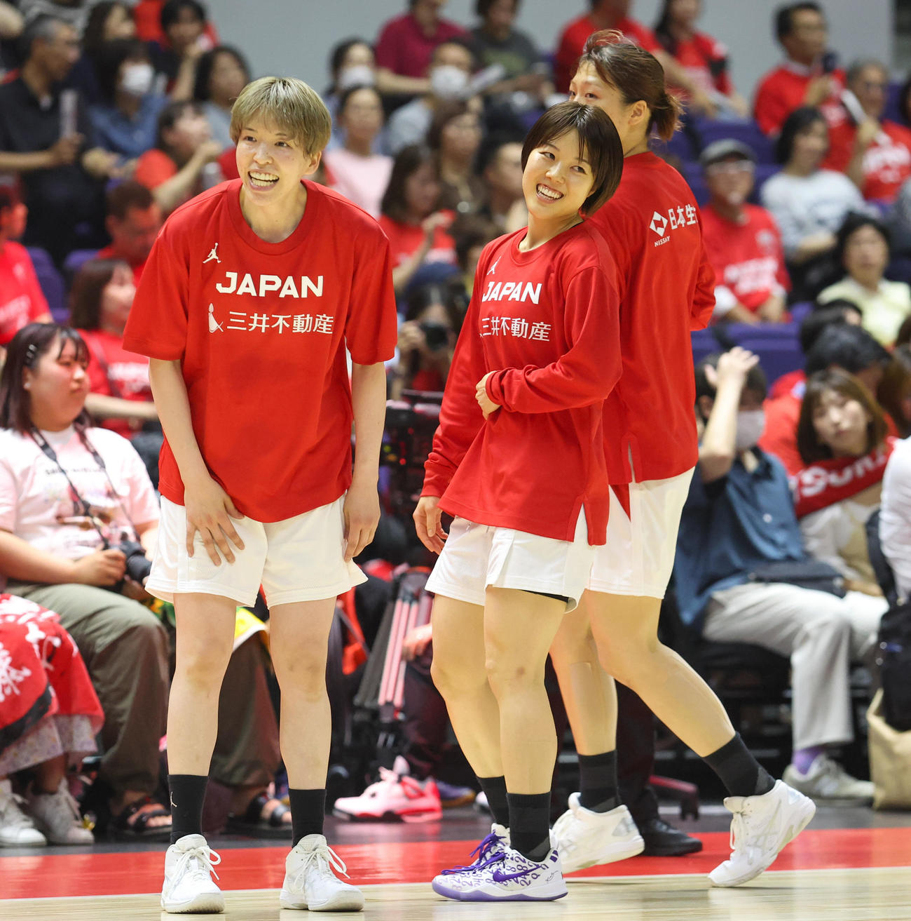 日本対オーストラリア　試合前、笑顔を見せる林（左）と山本（撮影・佐藤翔太）