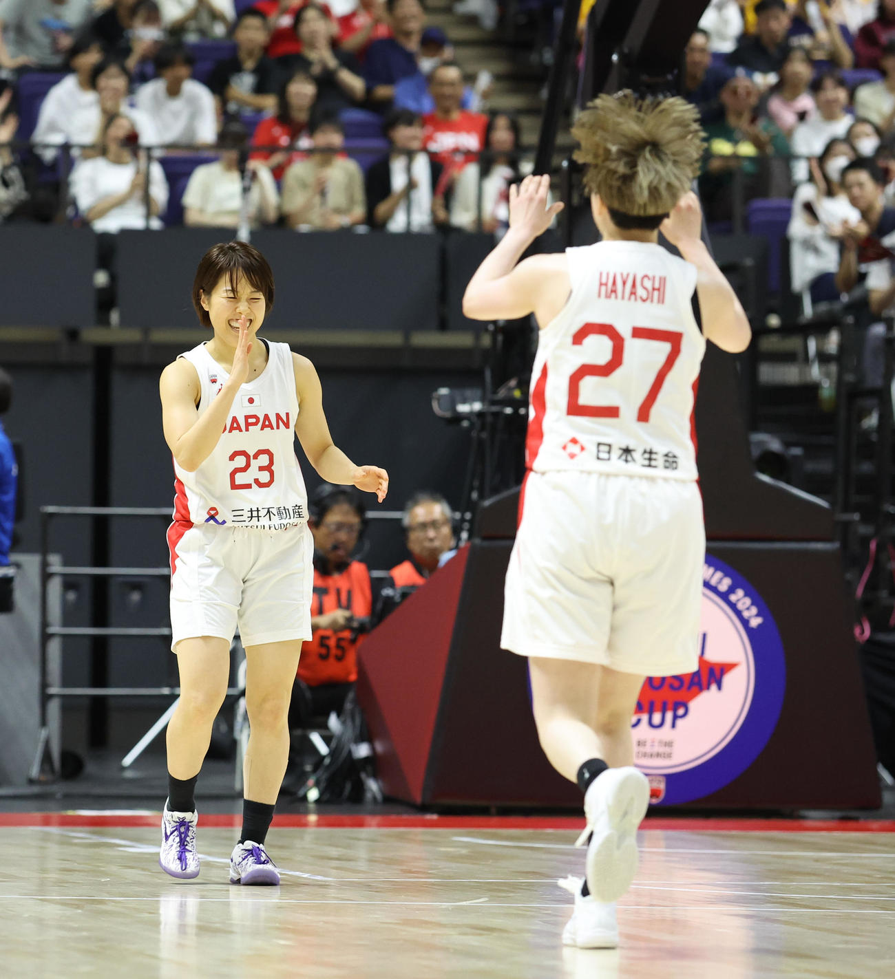 日本対オーストラリア　第4Q、3点シュートを決めた山本（左）と駆け寄る林（撮影・佐藤翔太）